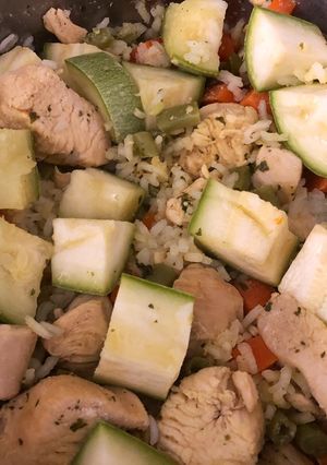 Una foto de Arroz con pollo y/o carne y verdura diversa