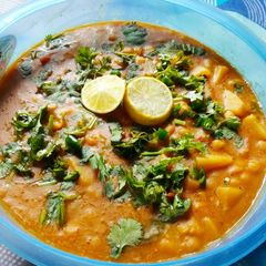A picture of Ghoogni (chickpeas)chaat.