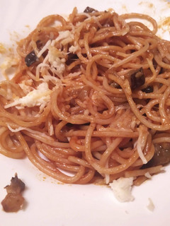 Una foto de Pasta con berenjenas y tomate