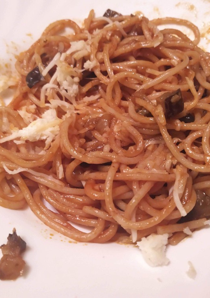 Una foto de Pasta con berenjenas y tomate