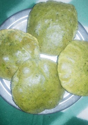 बथुआ पूरी (bathua poori recipe in Hindi) रेसिपी मुख्य फोटो