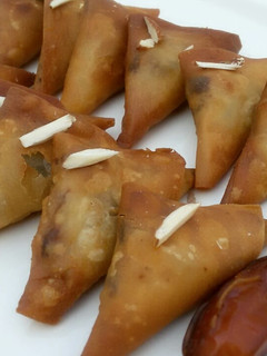 A picture of Khajoor ke samose.