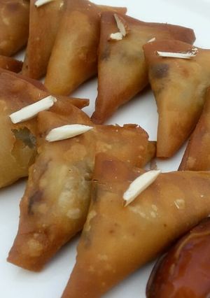 A picture of Khajoor ke samose.
