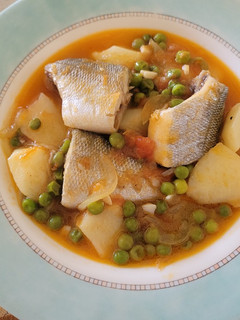 Una foto de Lubina con patatas, un guiso delicioso