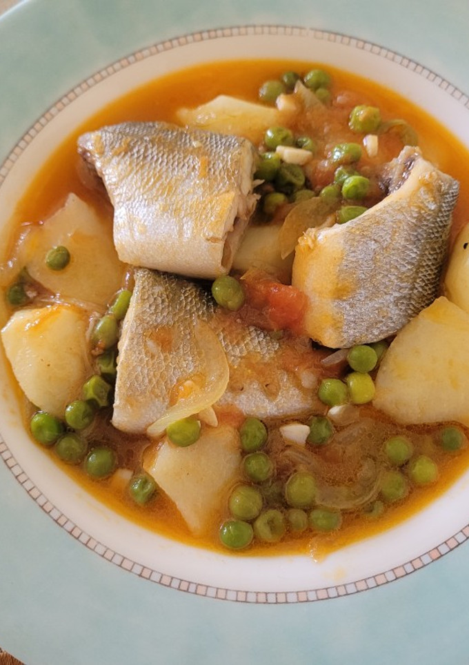 Una foto de Lubina con patatas, un guiso delicioso