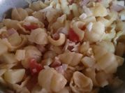 Una foto de pasta con carnes frías