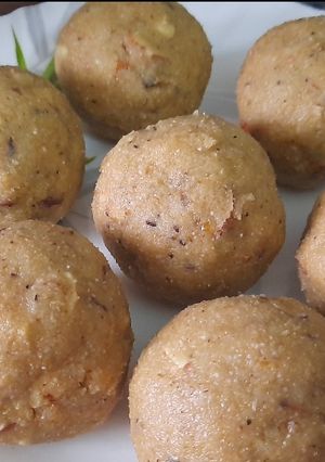 आटा के लड्डू (Aate ke ladoo recipe in hindi) रेसिपी मुख्य फोटो