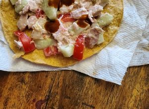 Una foto de Tostadas de atún con jitomate y pepino