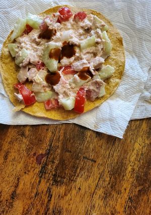 Una foto de Tostadas de atún con jitomate y pepino