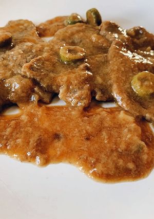 Una foto de Filetes de ternera en salsa con aceitunas