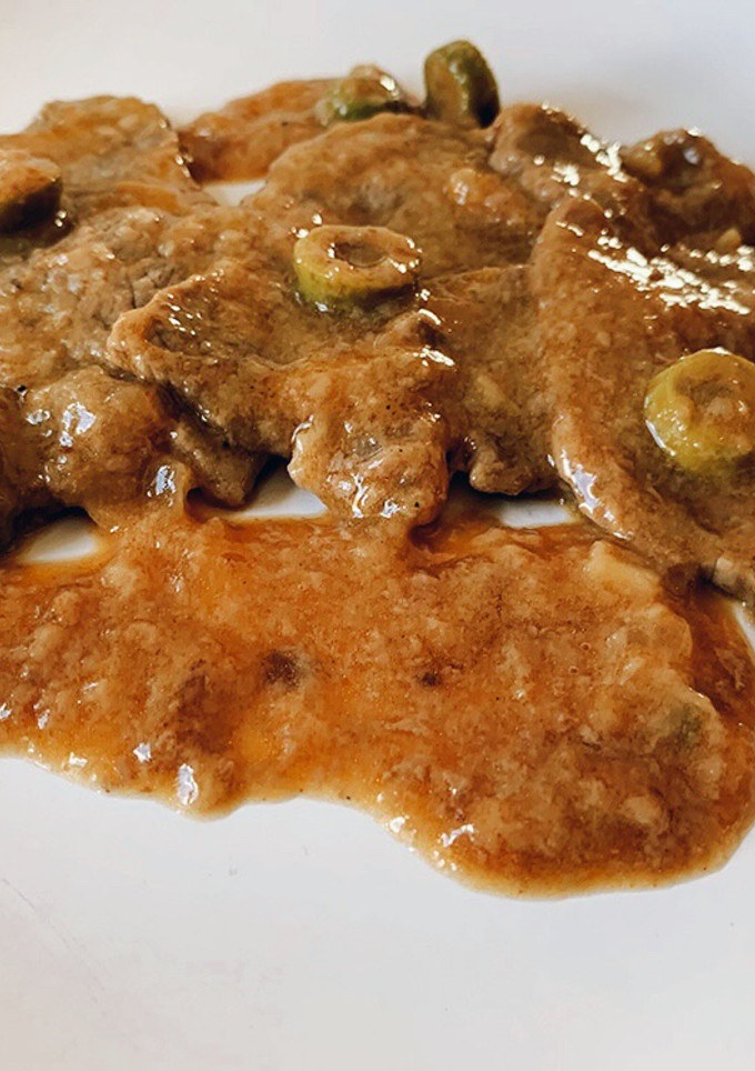 Una foto de Filetes de ternera en salsa con aceitunas