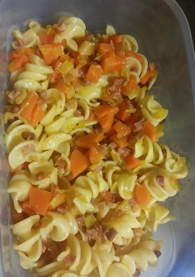 Una foto de Espirales con jamón y verduras