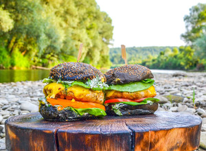 Фото Chicken Burger 🍔 на природе.