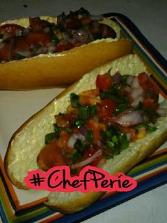 Una foto de Choripanes con Pico de Gallo