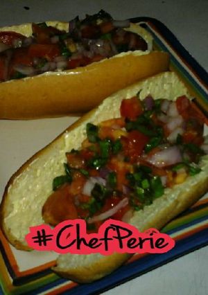 Una foto de Choripanes con Pico de Gallo