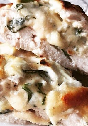 Фото Куриная грудка с творожно-сырной начинкой, запеченная в духовке.