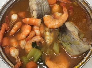 Una foto de Caldo de pescado con camarones