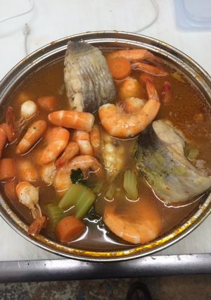 Una foto de Caldo de pescado con camarones
