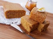 Una foto de pan de maiz con polenta