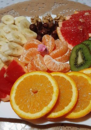 Une photo de Assiette composée de fruits frais coupés et fruits a coque 🍴