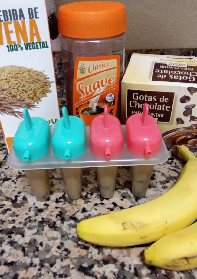 Una foto de Helados de bebida de avena, con plátano, chocolate y café soluble