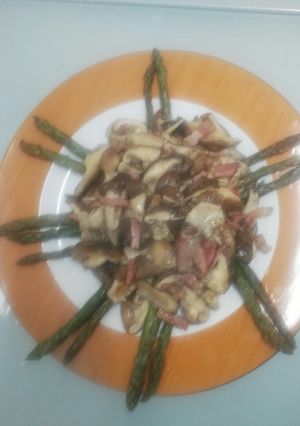Una foto de Setas shiitake acompañadas por espárragos trigueros