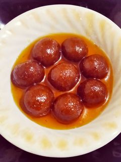 ब्राऊन ब्रेड गुलाबजाम (bread gulab jamun recipe in marathi) रेसिपी चे मुख्य फोटो