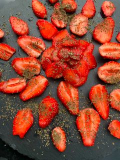 Une photo de Carpaccio de fraises citronnées à la menthe