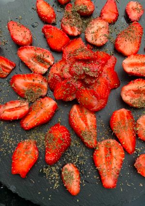Une photo de Carpaccio de fraises citronnées à la menthe