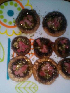 Una foto de Champiñones a la plancha con jamón y picada de ajo y perejil