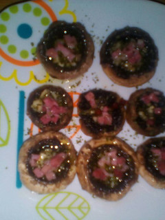 Una foto de Champiñones a la plancha con jamón y picada de ajo y perejil