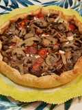 Torta salata würstel, mozzarella e funghi