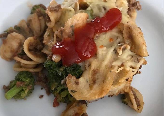 Pasta panggang isi daging cincang, brokoli dengan saus bolognese š®š¹