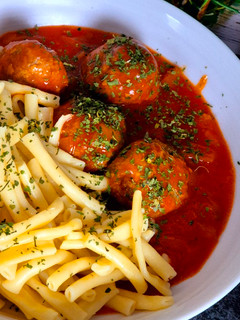 Une photo de Boulettes de boeuf sauce tomate 🍅 aux oignons 😃