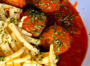 Une photo de Boulettes de boeuf sauce tomate 🍅 aux oignons en cocotte😃