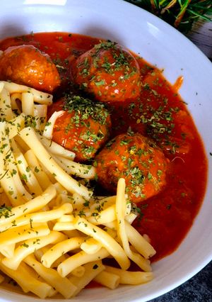 Une photo de Boulettes de boeuf sauce tomate 🍅 aux oignons en cocotte😃