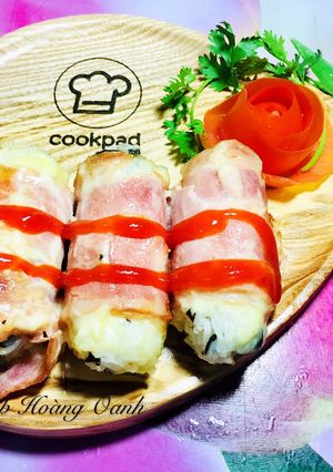 Hình của món Cơm Cuộn Thịt Xông Khói Phô Mai.