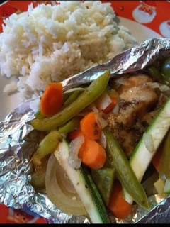 Una foto de Filete de pescado empapelado y arroz blanco 👩🍳