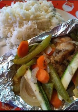 Una foto de Filete de pescado empapelado y arroz blanco 👩‍🍳