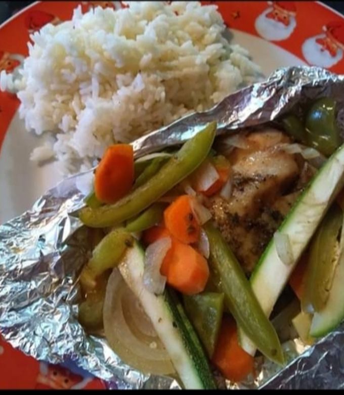 Una foto de Filete de pescado empapelado y arroz blanco 👩‍🍳