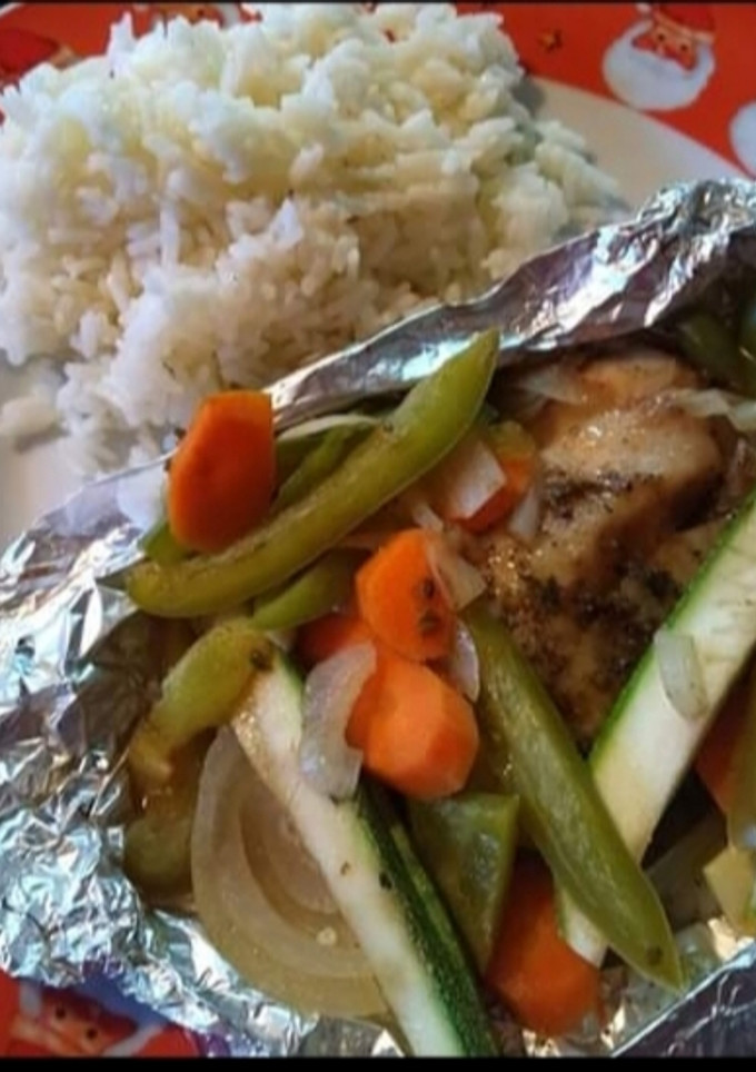 Una foto de Filete de pescado empapelado y arroz blanco 👩‍🍳
