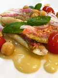 Triglie, crema di ceci e cipolla fresca e polvere di cappero