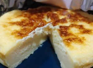 Foto principal de Tarta de queso al horno sin nata y sin leche