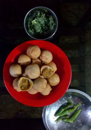ફેમસ હલ્દીરામની ડ્રાય કચોરી(famous haldiram ni dry kachori) રેસીપી મુખ્ય ફોટો
