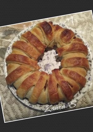 A picture of Puff pastry ring with chicken filling.