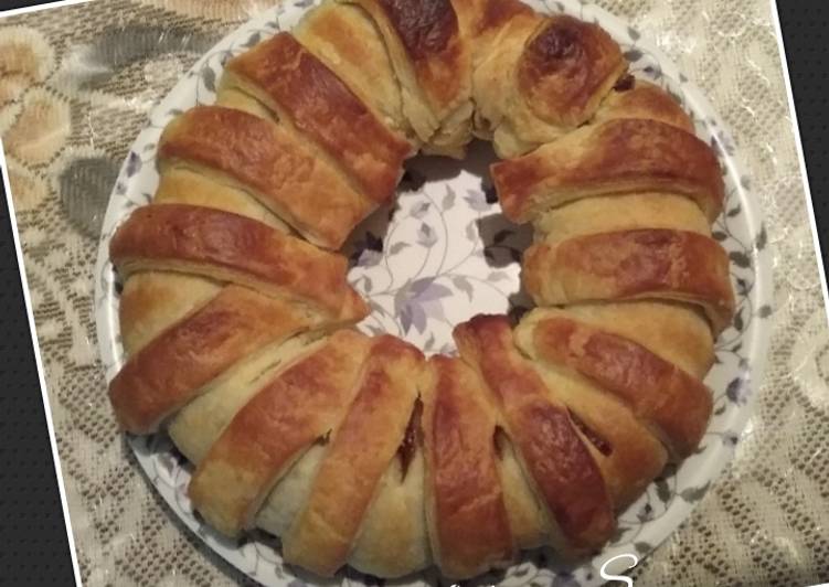 Puff pastry ring with chicken filling