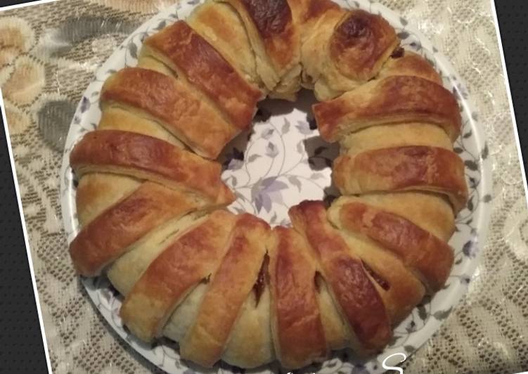 Step-by-Step Guide to Prepare Homemade Puff pastry ring with chicken filling