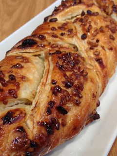 Una foto de Trenza de hojaldre rellena de crema y frutos secos