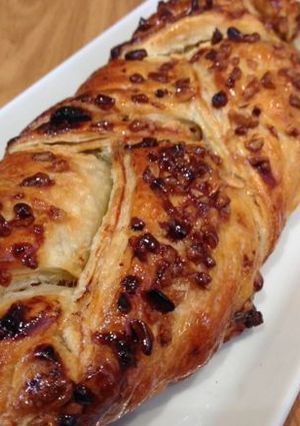 Foto principal de Trenza de hojaldre rellena de crema y frutos secos