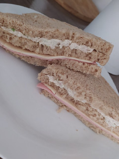 Una foto de Pan triple de pollo y jamón con queso